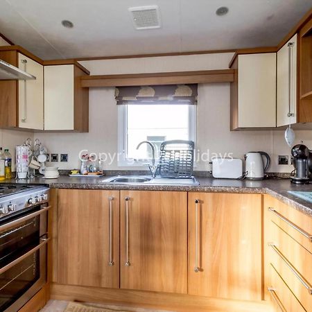 Lovely Caravan For Hire With Decking At Skipsea Sands In Yorkshire Ref 41015Wf Barmston Exteriör bild
