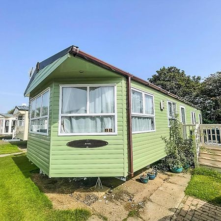 Lovely Caravan For Hire With Decking At Skipsea Sands In Yorkshire Ref 41015Wf Barmston Exteriör bild